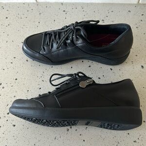 Munro Portia Women's Black Leather Zip Lace Up Comfortable Sneakers Sz 8 NARROW